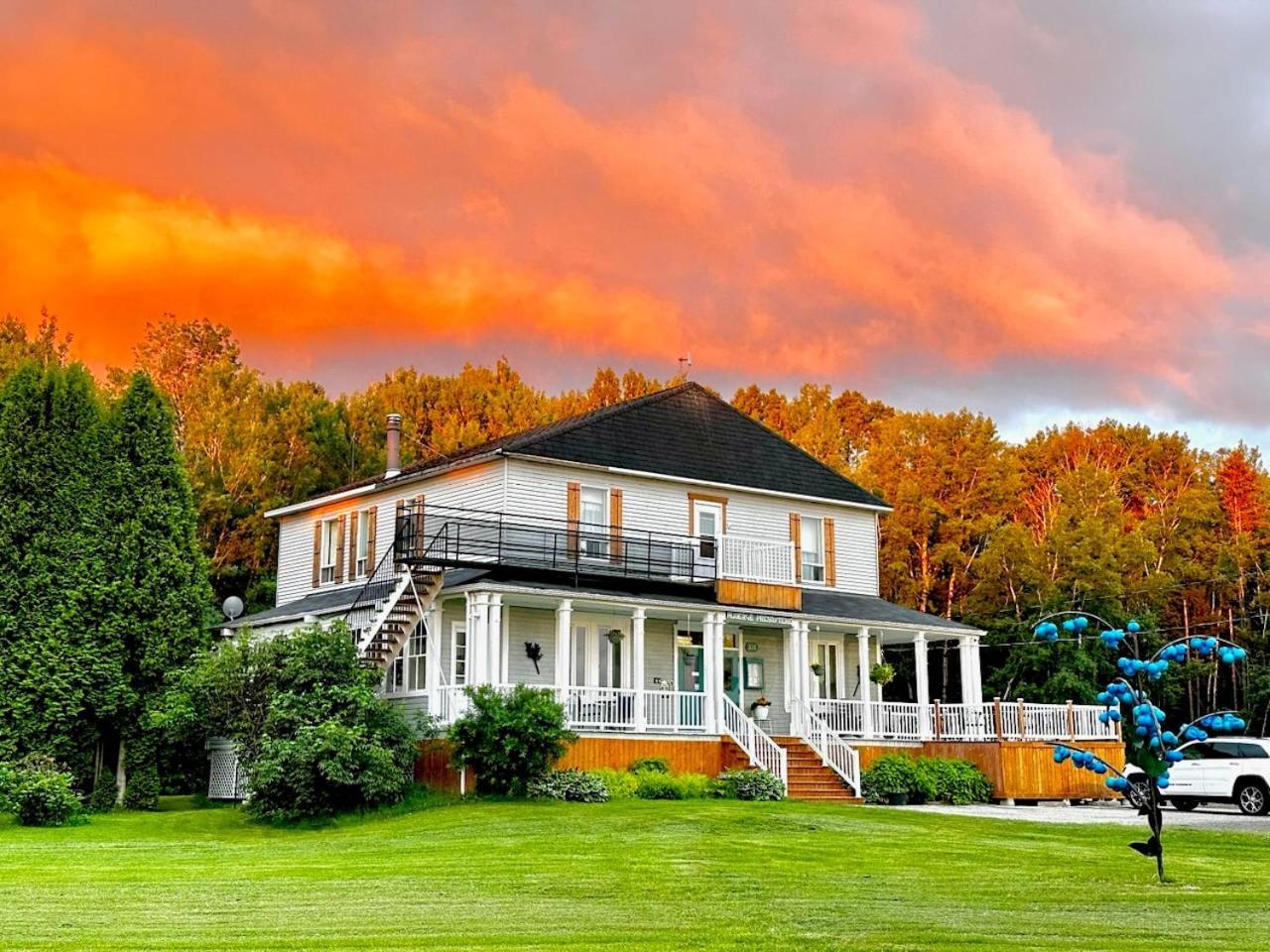 Auberge Presbytere Mont Lac-Vert Hébertville Buitenkant foto